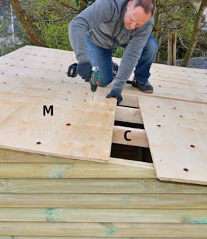 Vanerilevyjen kiinnittäminen pihavaraston kattoon Vanerilevyjen sahaus ja kiinnittäminen pihavaraston kattoon